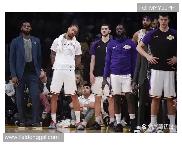 快船与独行侠激战正酣双方球员拼尽全力争夺胜利